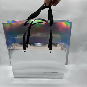 Sac en papier argenté avec logo personnalisé pour vêtements, sacs en papier métallisé brillant, emballage cadeau de luxe pour le shopping - Product Image 5