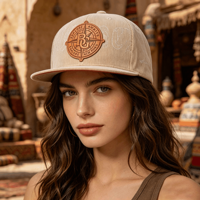 Casquette Snapback à Visière Plate en Corduroy Kaki avec Patch en Cuir Thème Boussole d'Aventure Personnalisé pour l'Extérieur – Vente en Gros