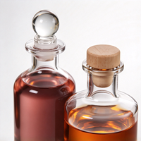Bouteilles en verre transparent avec liquide rose et ambré pour whisky, brandy, vodka, tequila et présentation à domicile