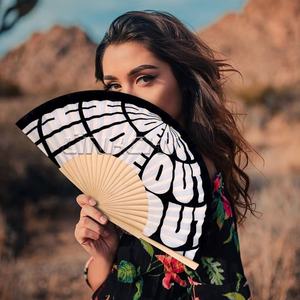 Ventilateur en bois de ventilateur de main en tissu espagnol personnalisé populaire - Product Image 1