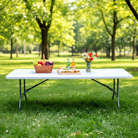 Table pliante robuste pour l'extérieur et l'intérieur, surface en plastique avec structure en métal, légère et peu encombrante