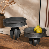 Plateau rond en céramique noire avec base sculpturale sur pieds, plateau décoratif pour la décoration de table et de la maison