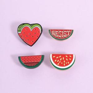 Spille da bavero all'ingrosso in lega di zinco, stile Kawaii a forma di cartone animato, con simbolo della pace palestinese rosso-verde (anguria), tema Amore per l'America Latina, per la vendita al dettaglio - Product Image 1