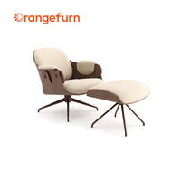 Suite de chambre d'hôtel moderne en bois massif : Lit king-size, canapé, table basse, table d'appoint, fauteuil, repose-pieds