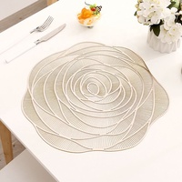 Heiß begehrte, luxuriöse, rosengestempelte PVC-Tischunterlage, weiche, dekorative Tischmatte, wärmeisolierender Untersetzer für Party, Abendessen, Teller, Heißuntersetzer