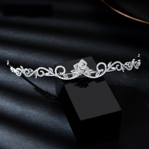 Diadème de <span class=keywords><strong>Mariée</strong></span> Rose d'Inspiration Vintage, Bandeau Minimaliste en Strass, Bijou de Cheveux Délicat à Motifs Floraux, pour Chignons Romantiques et Tenues de Bal - Product Image 1