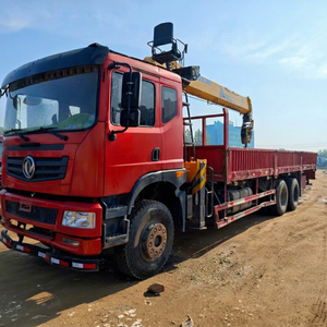 Grue montée sur camion rouge avec flèche à 4 sections et moteur Yuchai pour la manutention de matériaux lourds - Product Image 2