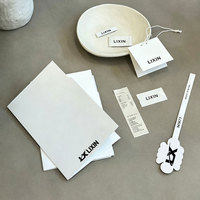 Étiquettes suspendues en carton plié personnalisées imprimées en gros, minimalistes, pour emballage de chaussettes, vêtements, sacs et chaussures
