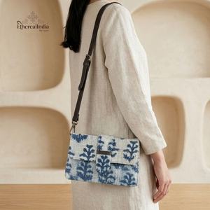 Sac bandoulière artisanal en coton imprimé indigo, pochette à rabat style bohème, export en gros Inde - Product Image 3