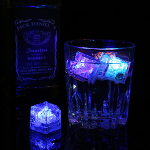 Bagliore multicolore impermeabile <span class=keywords><strong>nel</strong></span> buio scintillante lampeggiante cubetto di ghiaccio, luce riutilizzabile <span class=keywords><strong>cubetti</strong></span> di ghiaccio per le bevande - Product Image 3
