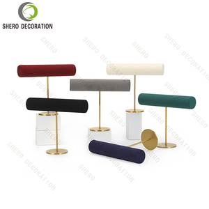 Expositor de mostrador de microfibra y metal para pulseras, brazaletes y relojes para joyería - Product Image 2