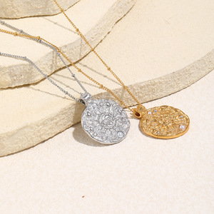 Modernos Collares <span class=keywords><strong>de</strong></span> Acero Inoxidable Chapados en Oro <span class=keywords><strong>de</strong></span> 18K con Incrustaciones <span class=keywords><strong>de</strong></span> Perlas y Circonitas, Collares con Colgante <span class=keywords><strong>de</strong></span> <span class=keywords><strong>Emoji</strong></span> <span class=keywords><strong>de</strong></span> Sol con Patrón Martillado - Product Image 4
