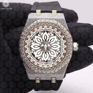 Montre en diamant très demandée pour la décoration et montre de mode de haute qualité pour les événements, les fêtes et les festivals, disponible à la vente - Product Image 4