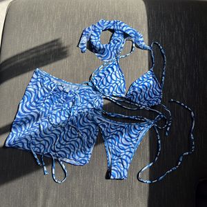 Ensemble <span class=keywords><strong>bikini</strong></span> sexy pour <span class=keywords><strong>femme</strong></span> avec soutien-gorge bandeau imprimé rayé à décolleté plongeant et mini-culotte triangle, et foulard en résille - Product Image 6