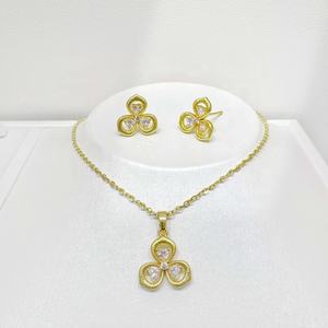 Ensemble de boucles d'oreilles et collier en argent sterling 925 plaqué or 18 carats, motif abeille, trèfle et papillon, bijoux de luxe pour femmes. - Product Image 5