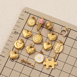 เหรียญทองแห่งความรัก |   จี้เคลือบสีทอง 18K PVD บนสแตนเลสสตีล รูปทรงหยดน้ำมัน: จิ๊กซอว์, ไอศกรีม, รูปเกือกม้า, เข็มทิศ และจี้รูปหัวใจ - Product Image 2