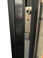 Ventana Abatible de Aluminio con Rotura de Puente Térmico, Triple Acristalamiento, Vidrio Templado, con Patrón de Rejilla y Aislamiento Térmico