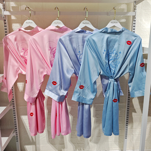 Robe en satin personnalisée avec monogramme FUNG 3019 pour femmes et couples |   Robe de mariée brodée |   Peignoir kimono de luxe grande taille - Product Image 2