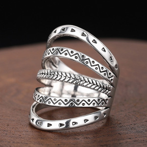 Anello Geometrico Stratificato in Metallo Invecchiato da Donna, Accessorio Gioiello Trendy di Nicchia a Fascia Singola per Outfit Quotidiani - Product Image 6