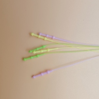 Étiquettes de vêtements personnalisables OME, écologiques, certifiées GRS, en plastique recyclé, plusieurs couleurs, étiquettes à boucle, à pince, à plier, à suspendre, OEM
