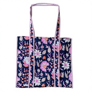 Bolso tote acolchado floral azul marino hecho a mano, bolso de hombro de algodón estampado para mujer, bolso de compras reutilizable, estilo étnico Kantha. - Product Image 1