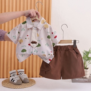 Ensemble 2 pièces pour tout-petits garçons avec imprimé champignons mignons, chemise à manches courtes et short cargo, facile à assortir avec divers bas - Product Image 2