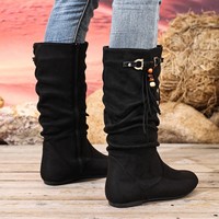 Bottes d'automne noires confortables plissées style bohème mi-mollet en faux daim avec pompons, chaînes perlées, talon bas et fermeture éclair latérale – Élégance et Confort