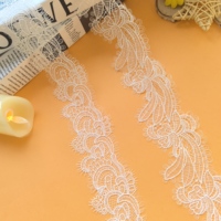 Ruban de dentelle brodé à paillettes en fil de soie blanc pour la vente en gros aux fabricants, 100 % polyester, garniture en dentelle