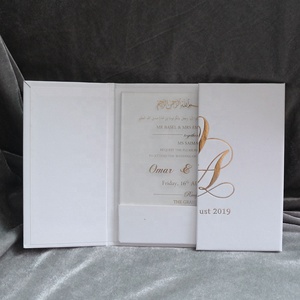 Invitation personnalisée avec monogramme en relief doré, couverture rigide à rabat, acrylique transparent avec poche et carte RSVP - Product Image 4