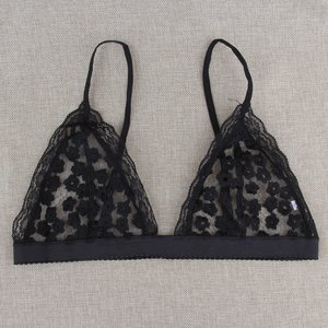 Conjunto de Bikini Sexy de Encaje Blanco con Escote Profundo en V y Diseño Calado de Tres Piezas para la Playa - Product Image 3
