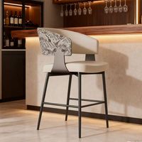 Stoel met gestoffeerde zitting, gebogen rugleuning, voetsteun en metalen frame voor hotel, restaurant, bar, café, pub en keuken.