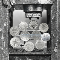 Vente directe du fabricant en gros de jetons en métal gravés estampage de pièces de monnaie pour les distributeurs automatiques de jeux à griffes langue anglaise