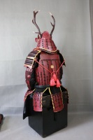 Tam Set Demir Samuray Yoroi Zırhı Oymalı 3D Altın Desenli Miğfer Göğüs Plakası Büyük Geyik Boynuzu Maedate Kabuto Giyilebilir Japon