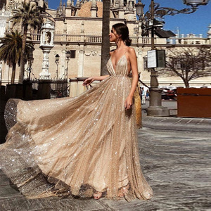 Robe de soirée longue sans manches à col en V avec dos transparent et design à empiècements pour femme - Product Image 1