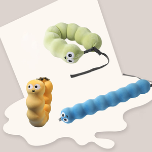 कस्टमाइज्ड कार्टून के आकार के god प्लश खिलौना प्यारा चेहरा स्मृति फोम तकिया गर्दन पोर्टेबल और धोने योग्य के साथ उपहार बॉक्स शामिल हैं। - Product Image 1