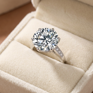 KARATS Bague Circulaire pour Femme en Argent S925 Plaqué Or, Sertie de Moissanite Taille Brillant 10 Carats, Sertissage à Griffes, Design Libre - Product Image 2