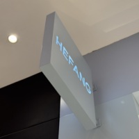 Panneau d'affichage lumineux à LED DakeSign personnalisé et assemblé, avec film souple, pour vitrine commerciale et décoration.