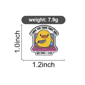 เข็มกลัดรูปเป็ดเหลืองถือมีดเคลือบเอนาเมล ตลกขบขันสำหรับออฟฟิศ หวังว่านี้อีเมลจะหาคุณได้ ขายส่งเข็มกลัดติดปกเสื้อ - Product Image 6