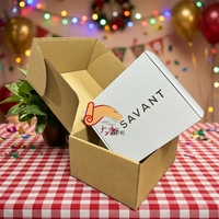 Boîte d'expédition pour vêtements de bébé avec logo personnalisé OEM, pelliculage mat, gaufrage, papier de soie sans acide, matériaux recyclés, boîte en carton ondulé pour nourrissons