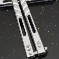Couteau pliant de haute qualité 9Cr13MoV non affûté, finition satinée, étui en nylon, couteau utilitaire de camping et d'entraînement Balisong, coffret cadeau