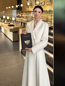 เสื้อโค้ทขนสัตว์สีขาวหรูหราสำหรับผู้หญิงชุดใส่ทำงานมีกระดุมตกแต่งแบบมืออาชีพสำหรับสำนักงานเสริมความงามในฤดูหนาว - Product Image 2