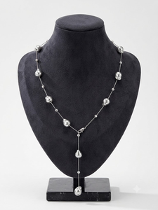 Ornements de cou de style Moody Organic, chaînes de cou authentiques en argent sterling 925, enfilées avec des perles baroques naturelles de couleur gris. - Product Image 1