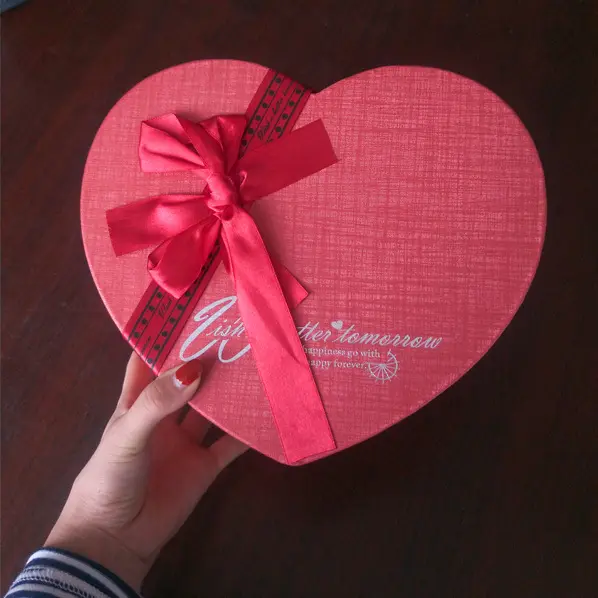 Kotak Kertas Bentuk Hati untuk Hadiah Kotak Kemasan Merah dengan Tutup Kemasan Kotak Kertas Kustom