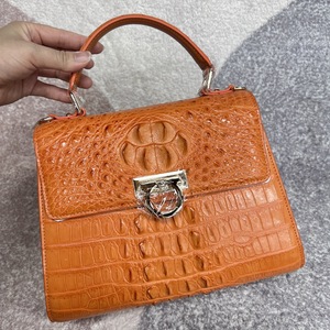 Sac à main élégant en cuir de crocodile avec rabat, fermeture à loquet pour plus de sécurité, design à poignée unique. - Product Image 6