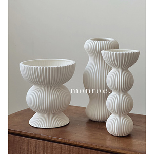Nordique texturé forme irrégulière blanc fait à la main <span class=keywords><strong>poterie</strong></span> minimaliste moderne art nordique décor à la maison rayure <span class=keywords><strong>vase</strong></span> à fleurs <span class=keywords><strong>en</strong></span> céramique - Product Image 1