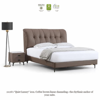 Lit Moderne Minimaliste 2026 en Bois Massif Marron Café avec Tête de Lit Rembourrée à Cannelements Linéaires pour Chambre Parentale de Luxe