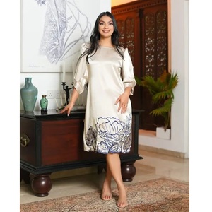 เดรสสั้นทรงหลวมพิเศษ ผ้าซาตินพรีเมียม กันยับ แต่งลายปักดอกไม้ แขนพอง สไตล์ลำลอง - Product Image 1