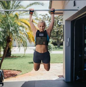 เสื้อกล้ามผู้ชาย Aola Wholesale ผ้าฝ้าย 100% 230 GSM สกรีนโลโก้ได้ ทรงสปอร์ต ฟิตเนส ออกกำลังกาย สีดำ สไตล์ลำลองใส่ได้ทุกวัน - Product Image 2