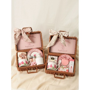 Cesta de Mimbre Tejida a Mano de Alta Gama, Práctica y Elegante, con Taza y Platillo, para <span class=keywords><strong>Regalo</strong></span> de Damas de Honor, Bodas, <span class=keywords><strong>Cumpleaños</strong></span>, Navidad - Product Image 1