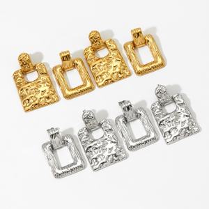 Boucles d'oreilles clous en acier inoxydable doré, motif cerise mignon, élégantes et résistantes à l'eau pour femme - Product Image 1